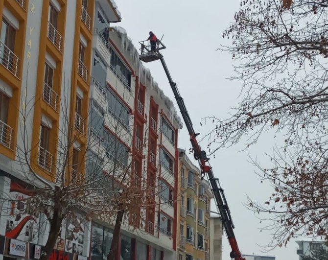 Bingöl’de Buz Sarkıtları Temizleniyor