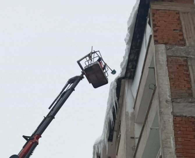 Bingöl’de Buz Sarkıtları Temizleniyor