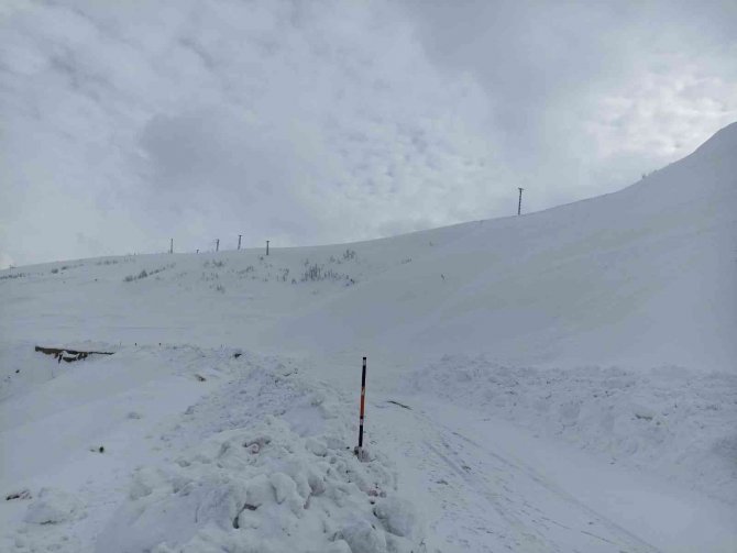 Bingöl’de Çığ Düştü, Yol Ulaşıma Kapandı
