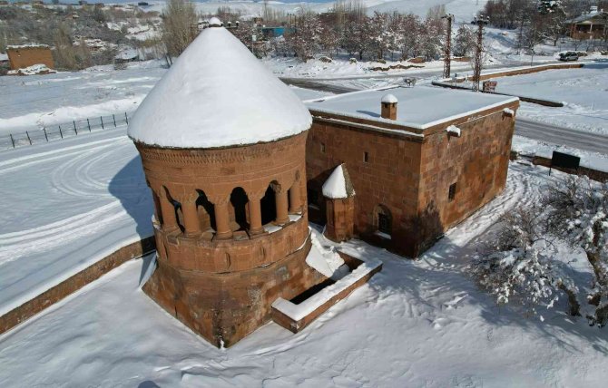 Kubbeleri Beyaza Bürünen Ahlat Kümbetlerinden Masalsı Görüntüler