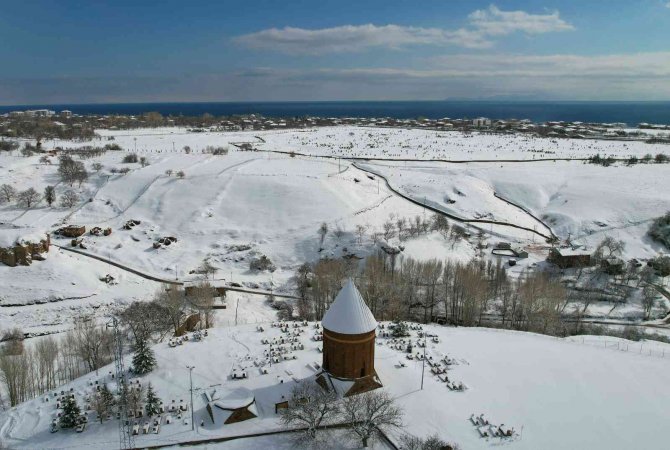 Kubbeleri Beyaza Bürünen Ahlat Kümbetlerinden Masalsı Görüntüler