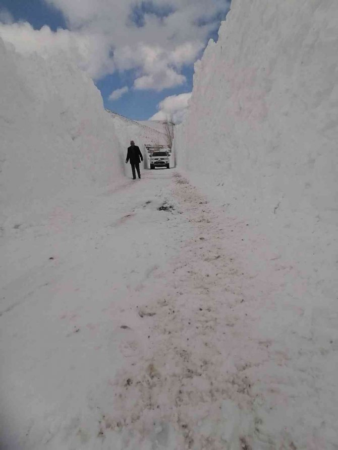 Bitlis’te 8 Metreyi Geçen Karla Mücadele Çalışması