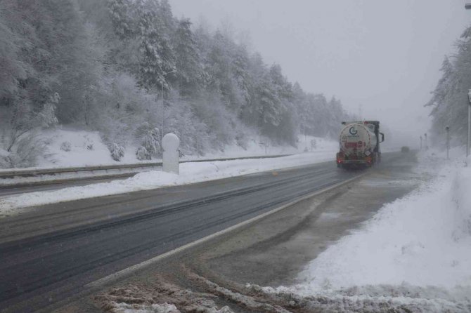 Bolu Dağı’nda Kar Yağışı Ve Sis Etkili Oluyor