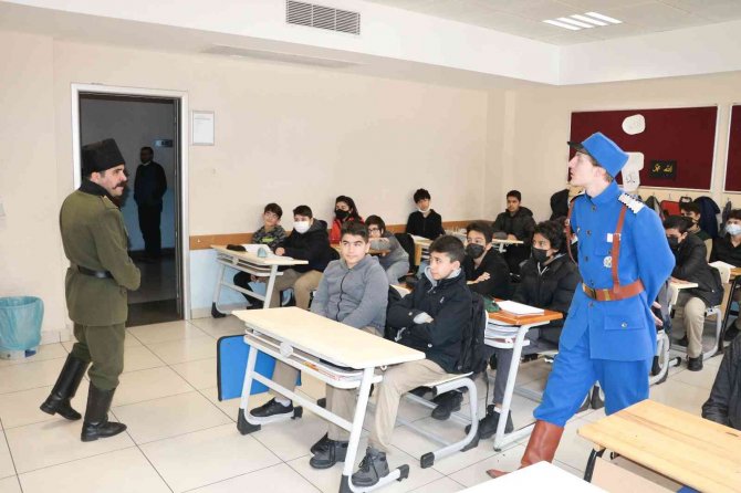 Çat Kapı Sınıflara Giren Tiyatrocular Kurtuluş Mücadelesini Anlattı