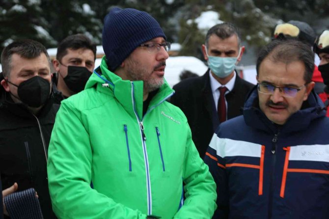 Bakan Kasapoğlu: "Daha Büyük Hedeflere Sporcularımızla, Millet Olarak Yürüyeceğiz"