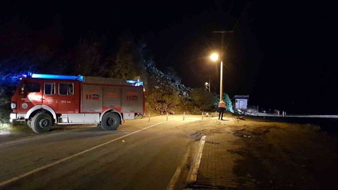 Çınarcık-armutlu Karayolunda Heyelan