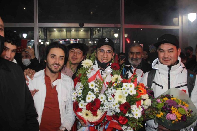 Olimpiyatlarda Tarih Yazan Furkan Akar Yurda Döndü