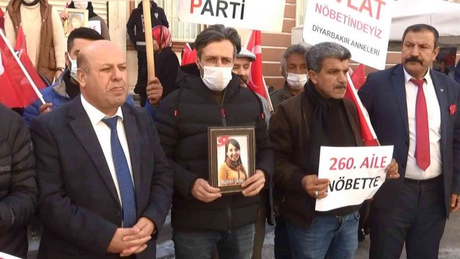 Hdp Önündeki Ailelerin Direnişine Bir Aile Daha Katıldı