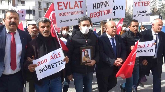 Hdp Önündeki Ailelerin Direnişine Bir Aile Daha Katıldı