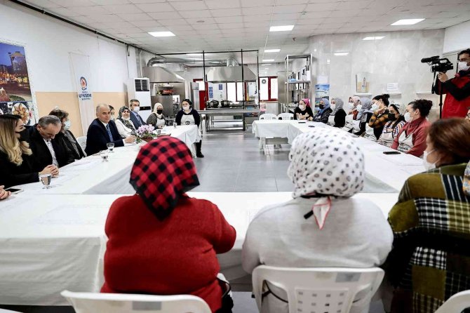 Büyükşehirde Aşçı Yardımcılığı Kursu Devam Ediyor