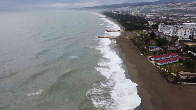 Doğu Akdeniz’de Lodos, Dalgalar Kıyı Şeridini Kapladı Tekneler Açılamadı