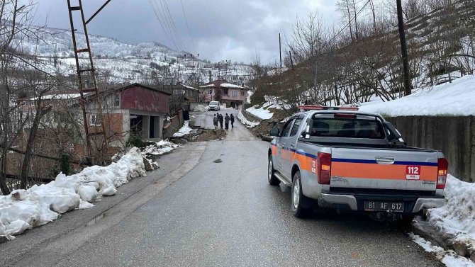 Düzce’de Heyelan Sebebiyle 3 Katlı Bina Hasar Gördü