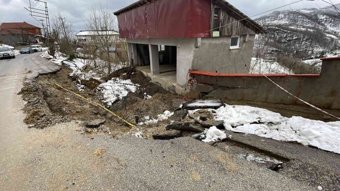 Düzce’de Heyelan Sebebiyle 3 Katlı Bina Hasar Gördü
