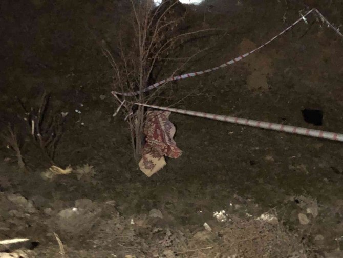 Elazığ’da Şarampole Uçan Otomobil Hurdaya Döndü: 1 Ölü, 3 Yaralı
