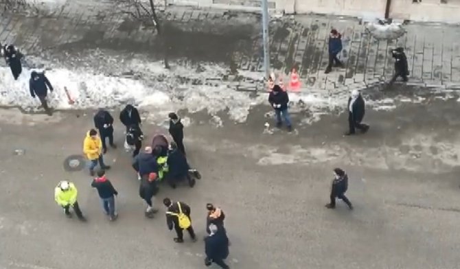 Taksicinin Aracını Bağlamak İsteyen Polisi Sürüklediği Anlar Kamerada