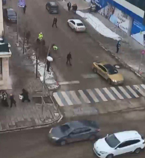 Taksicinin Aracını Bağlamak İsteyen Polisi Sürüklediği Anlar Kamerada