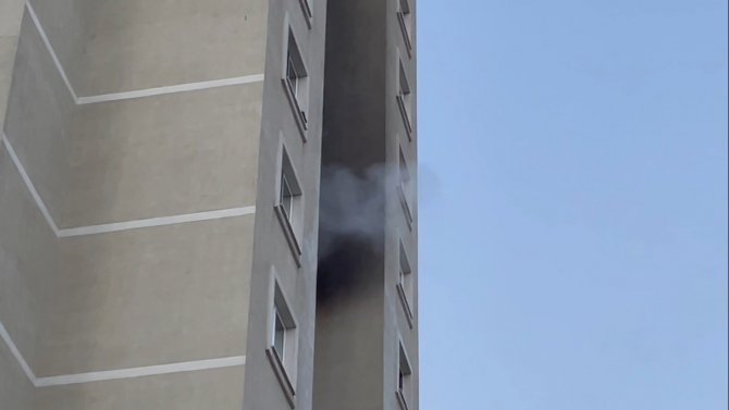 Esenyurt’ta Site İçindeki 15 Katlı Binanın 8’inci Katında Çıkan Yangın Söndürüldü