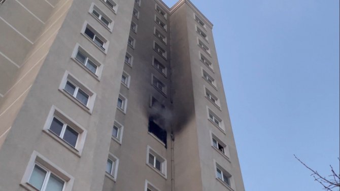 Esenyurt’ta Site İçindeki 15 Katlı Binanın 8’inci Katında Çıkan Yangın Söndürüldü
