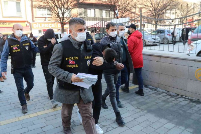 Büfeden 120 Bin Liralık Ürün Çalan Şahıslar Yakalandı