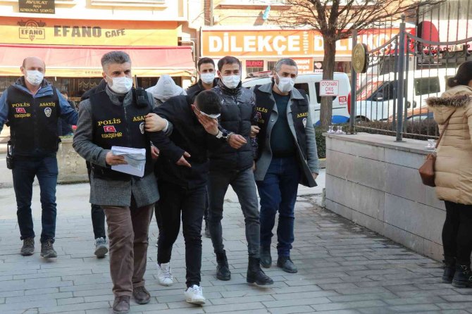 Büfeden 120 Bin Liralık Ürün Çalan Şahıslar Yakalandı