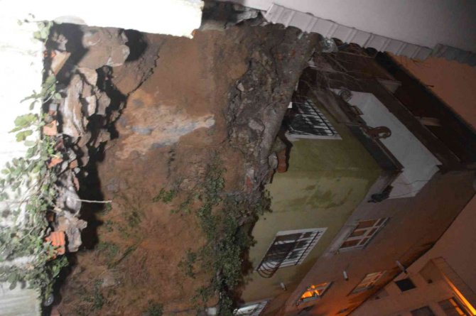 Eyüpsultan’da 3 Katlı Binanın İstinat Duvarı Çöktü