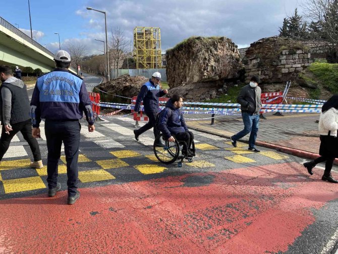 Fatih’te Tarihi Surların Bir Bölümü Yola Devrildi