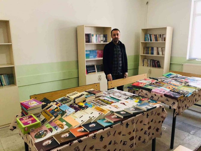 Fedakar Öğretmen Görev Yaptığı Köy Okuluna Kütüphane Kazandırdı