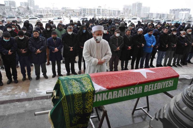 Kazada Hayatını Kaybeden Giresun Sanayi Ve Ticaret İ̇l Müdürü Tuncer Toprağa Verildi