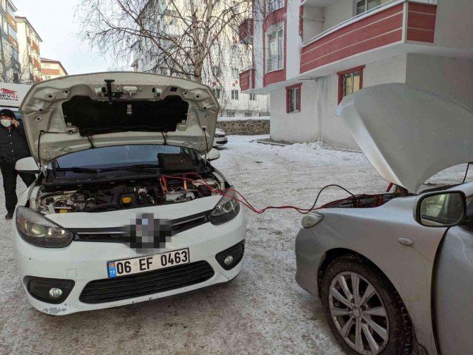 Göle Eksi 26 İle Buz Tuttu, Araçlar Çalışmadı