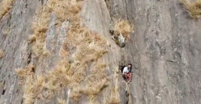 Hindistan’da Dağ Yamacında 48 Saat Mahsur Kalan Genç Kurtarıldı