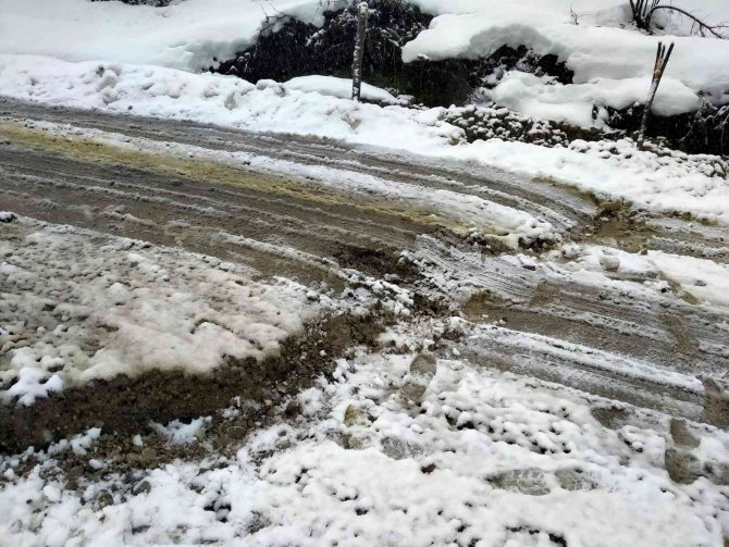 Köy Yollarında Çökme Ve Çatlaklıklar Oluştu
