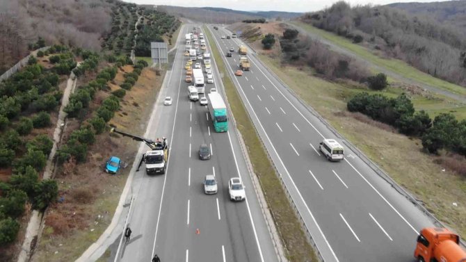 İ̇stanbul Havalimanı Yolunda İki Lüks Araç Kaza Yaptı: 1 Yaralı