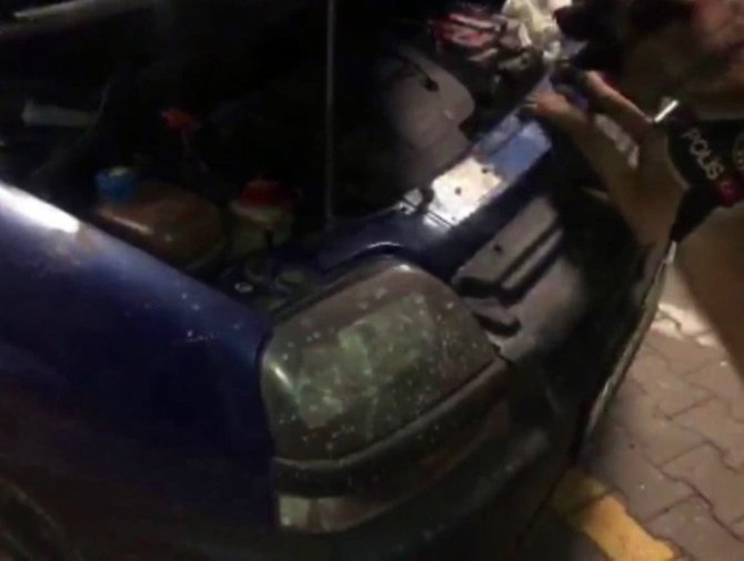 Yabancı Uyruklu Karı Koca Uyuşturucuyu Otomobilin Kaputuna Saklamış