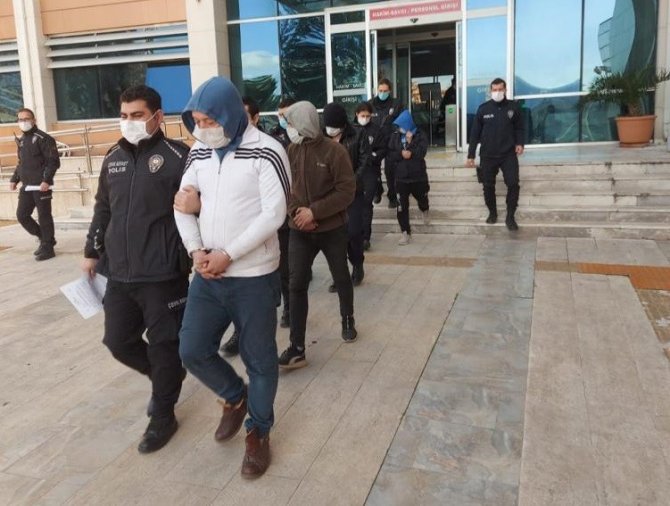 İ̇zmir’de Kıskıvrak Yakalanan Uyuşturucu Tacirleri Tutuklandı