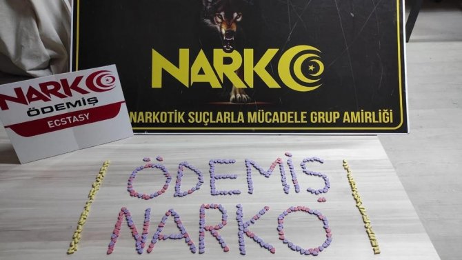İ̇zmir’de Kıskıvrak Yakalanan Uyuşturucu Tacirleri Tutuklandı
