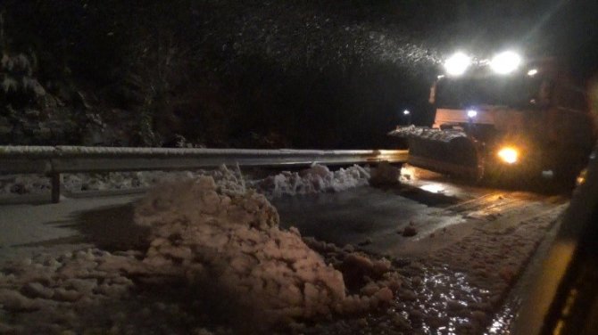 İ̇zmir’in Yüksek Kesimlerinde Kar Yağışı Etkili Oldu
