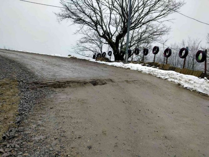Köy Yollarında Çökme Ve Çatlaklıklar Oluştu