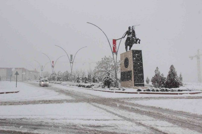 Karaman’da Yoğun Kar Yağışı Etkili Oluyor