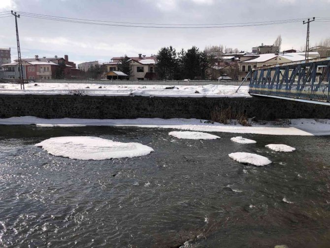 Kars Çayı’nın Buzları Çözülmeye Başladı