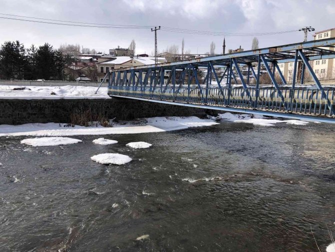 Kars Çayı’nın Buzları Çözülmeye Başladı