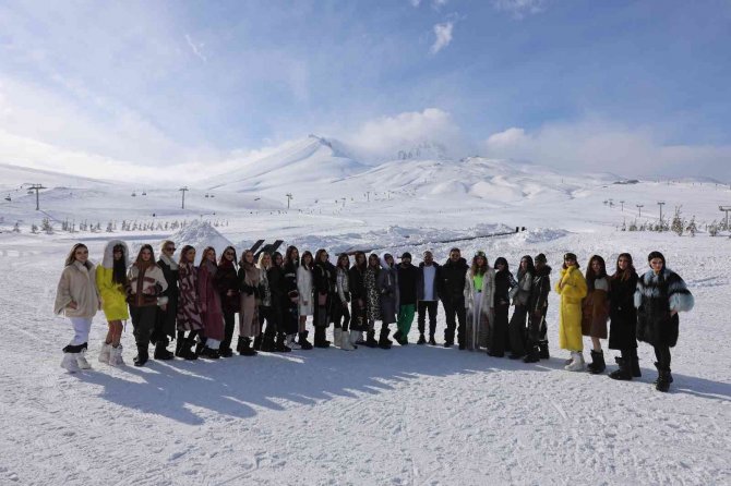 Erciyes Dağı’nda -17 Derecede Kürk Defilesi