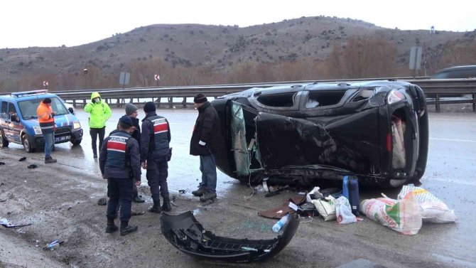 Takla Atan Otomobil Hurdaya Döndü, Gurbetçi Kardeşler Sağ Kurtuldu