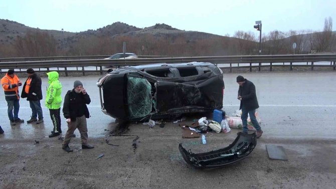 Takla Atan Otomobil Hurdaya Döndü, Gurbetçi Kardeşler Sağ Kurtuldu