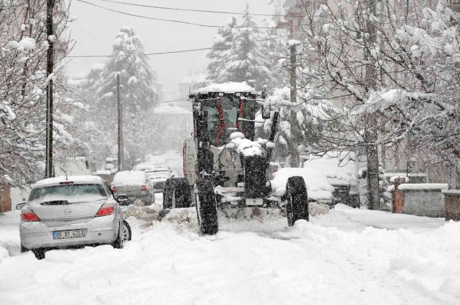 Akşehir’de Ekipler Kar Seferberliğinde