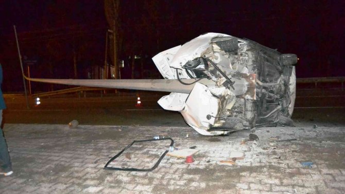 Konya’da Yola Çıkan Köpek Kazaya Neden Oldu: 2 Yaralı