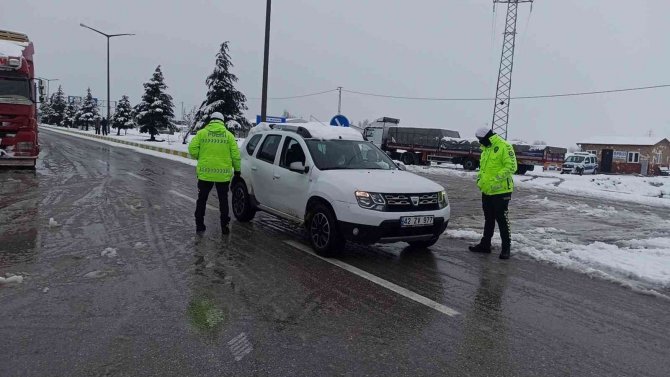 Konya Antalya Yolunda Kar Yağışı Trafikte Aksamalara Sebep Oluyor
