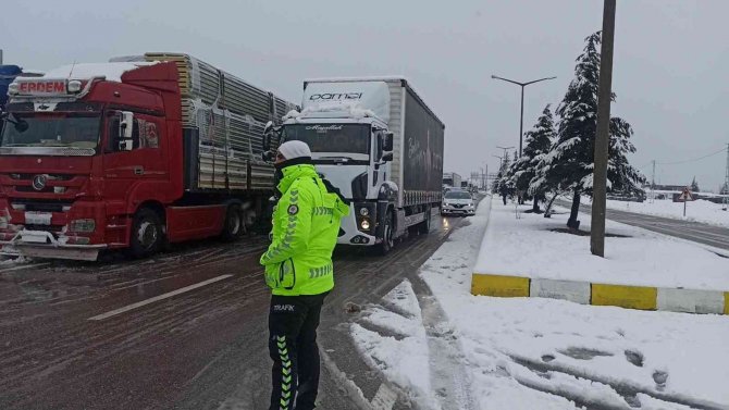 Konya Antalya Yolunda Kar Yağışı Trafikte Aksamalara Sebep Oluyor