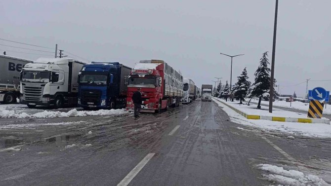 Konya Antalya Yolunda Kar Yağışı Trafikte Aksamalara Sebep Oluyor