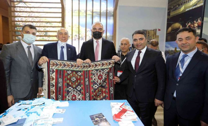 Bakan Ersoy, Emıtt’te Van Standını Ziyaret Etti