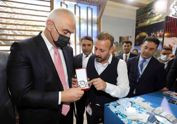 Bakan Ersoy, Emıtt’te Van Standını Ziyaret Etti